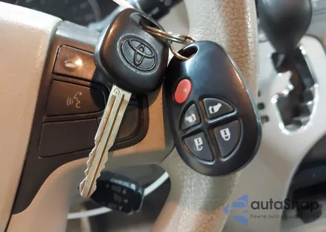 2013 Toyota Sienna Le V6 8 Passenger z USA, uszkodzony, nr VIN 5TDKK3DC7DS331363